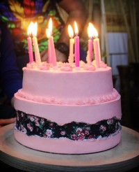 کیک اسفنجی با فیلینگ موز،گردو با روکش خامه