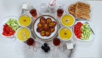 "اخرین افطاری ماه رمضان"
