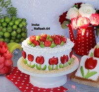 کیک توت فرنگی خامه ای