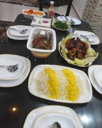 میز شام (قرار گروهی) مرغ شکم پر-خورشت بادمجان-سالاد -ماست موسیر-چلو زعفرونی ممنون از نگاه قشنگتون
