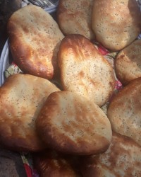 پخت نان در تنور سنتی (در روستا)