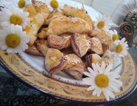 نان کروسان ونان پاپیونی خوشمزه با گلهای بابونه که همسر عزیزم برام تویه گردش با دوستاش آورده بود