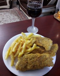 فیله مرغ سوخاری و سیب زمینی سرخ شده