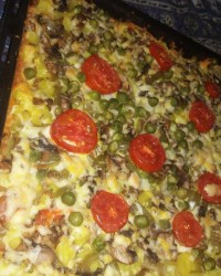 پیتزا خونگی سس کچاپ خونگی و پیده (میده)