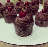 کاپ کیک شکلات تلخ با خامه شکلاتی