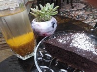 کیک چاکوچری با دستور عالی تارا جون کنارش هم شربت خاک شیر با نسترن وطارونه گذاشتم