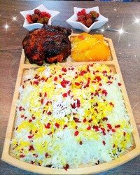مرغ بهشتی با سس انار، ته دیگ سیب زمینی کنجدی