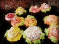 کاپ کیک شکلاتی باتزیین خامه