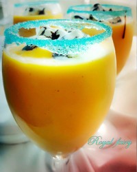 میلک شیک انبه موز همراه با بستنی وانیلی وسس شکلات