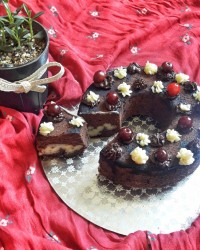 کیک شکلاتی کرمدار