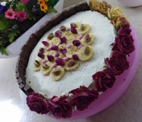 کیک خامه ای با تزیین گل و شکلات