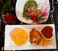 مرغ سرخ شده و سالاد شیرازی