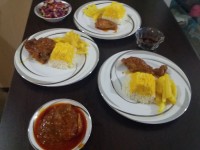 پلوزعفرونی با مرغ وسالاد عکاسیم خوب نیست