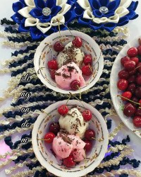 بستنی سنتی وانیلی وتوت فرنگی