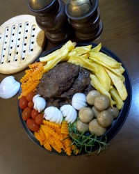 استیک گوشت وسبزیجات