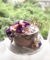 کیک خامه و گل طبیعی