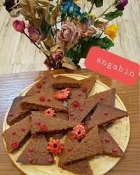 کیک قهوه با تزیین میوه های استوایی