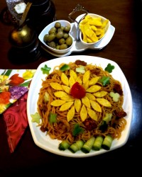 ماکارانی به همراه ترشی انبه وزیتون