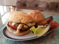 ساندویچ با کتلت سویا و نون خودم پز