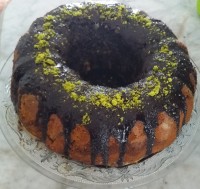 کیک وانیلی با تزیین گاناش شکلاتی