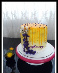 سفارش کیک ارتفاع بلند با تم زرد