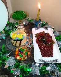 میز عید غدیر (کیک، ژله، سبد لواشک)