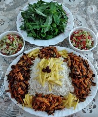پلو،گوشت بوقلمون ریش ریش وکشمش و قارچ سرخ شده