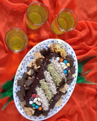 کیک یخچالی و شربت تخم شربتی زعفرانی