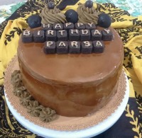 کیک تولد با فیلینگ موز وگردو و روکش بریلو به سفارش مشتری