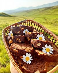 کیک شکلاتی با مغز گردو تولددوستم♡