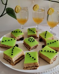 کیک یخچالی با روکش ژله بستنی. شربت به لیمو