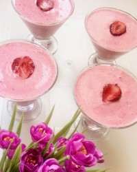 اسموتی توت فرنگی با ماست و شیر