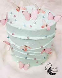 کیک خامه ای با تزیین ویفرپیپر