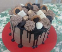 اینم کیک شکلاتی به مناسبت تولد دوست عزیزم