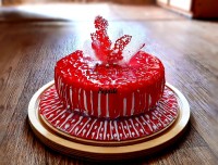 کیک اسفنجی با تزئین تور خوراکی