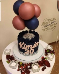 کیک خامه ای با کاور سس مخملی