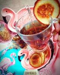 کیک قاشقی با دمنوش بهارنارنج