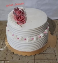 کیک خامه ای دو طبقه با تزیین ساده