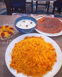 استانبولی پلو، ژله ویترینی، ته دیگ کنجدی، ماست خیار