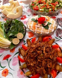 سالاد الویه و دوپیازه مرغ