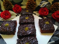 کیک خیس براونی شکلاتی سس شکلاتی مخصوص