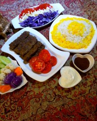 کباب لقمه ای به همراه کته زعفرانی