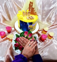 کیک اسفنجی با فیلینگ موز و شکلات چیپسی