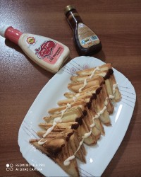 اسنک پنیری کالباس و سوسیس وقارچ همراه با سس باربیکیو