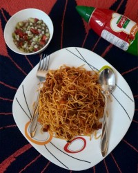 ماکارونی و سالاد شیرازی