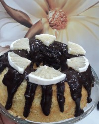 کیک پرتقالی با سس شکلات تلخ