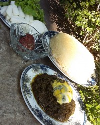یه غذای شمالی سبزی تره با برنج کته و ماهی شورو ترب