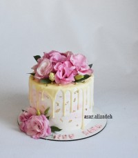 کیک خامه ای و گل طبیعی