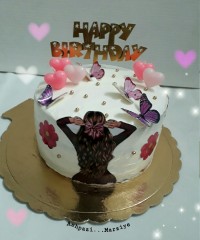 کیک اسفنجی بافیلینگ خامه وموزوشکلات وروکش خامه باتزیین پرینت غیرخوراکی