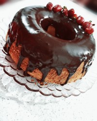 کیک وانیلی با سس شکلاتی